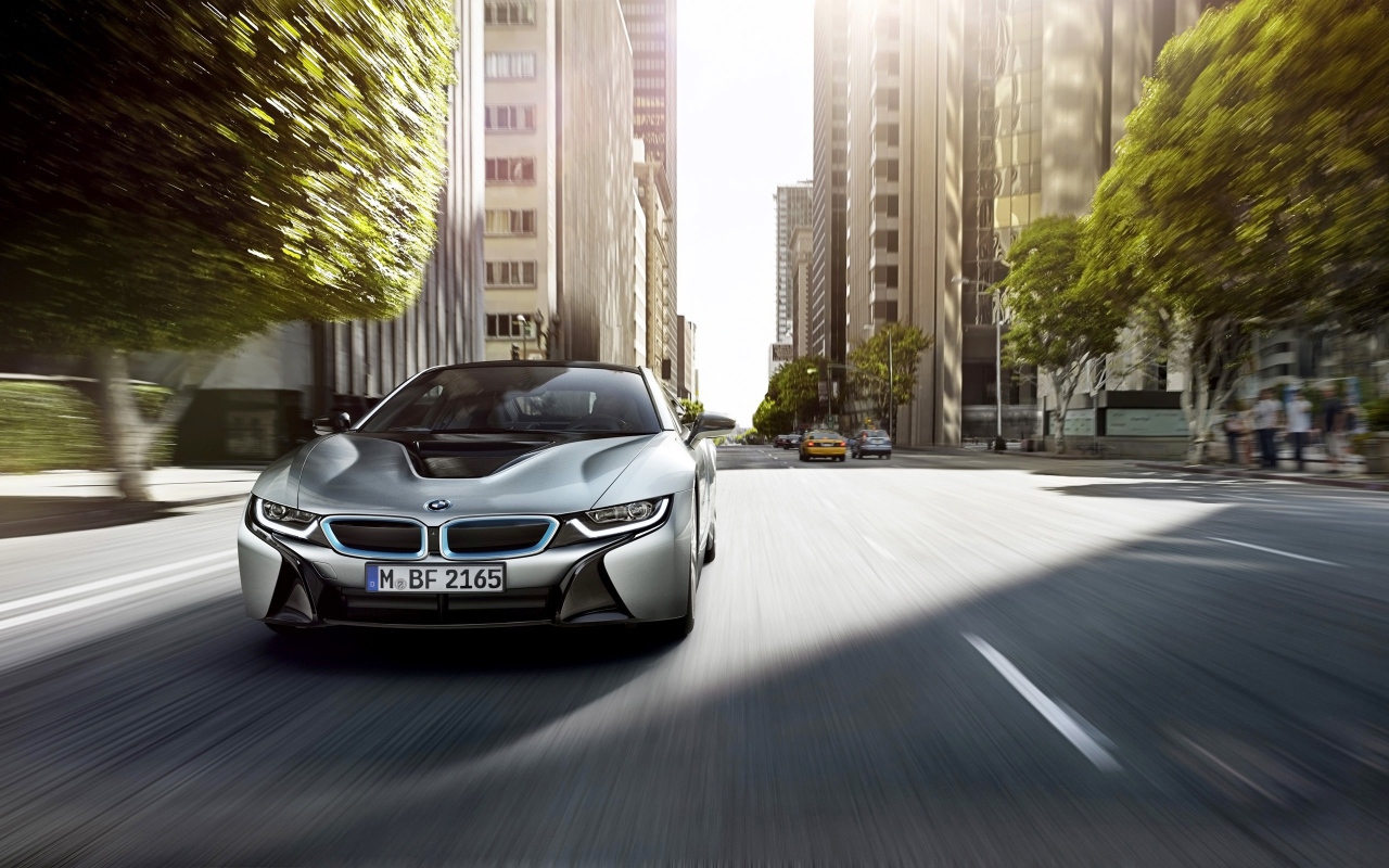 BMW i8 мчится по улице