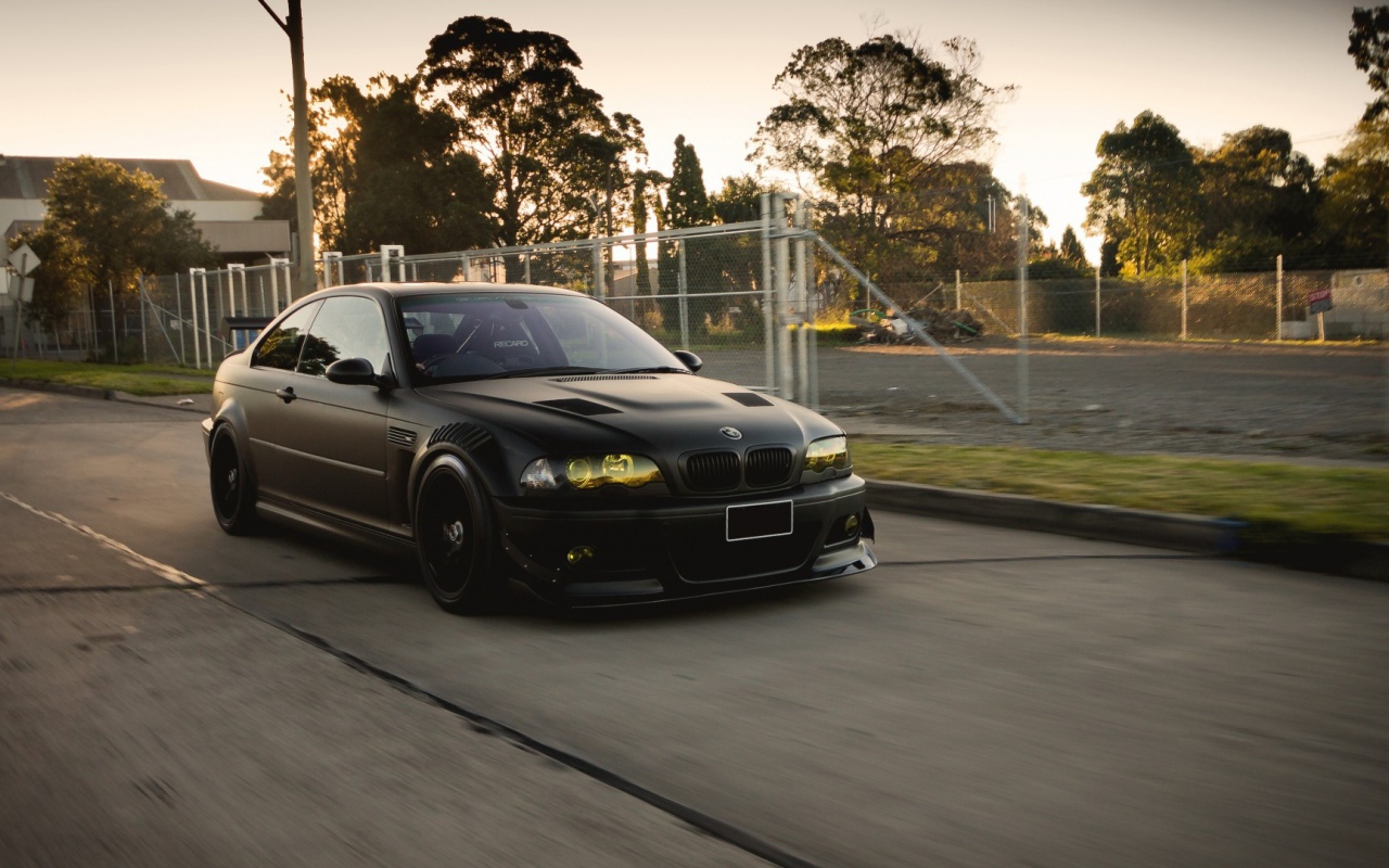 Черный BMW M3 E46 с желтыми фарами