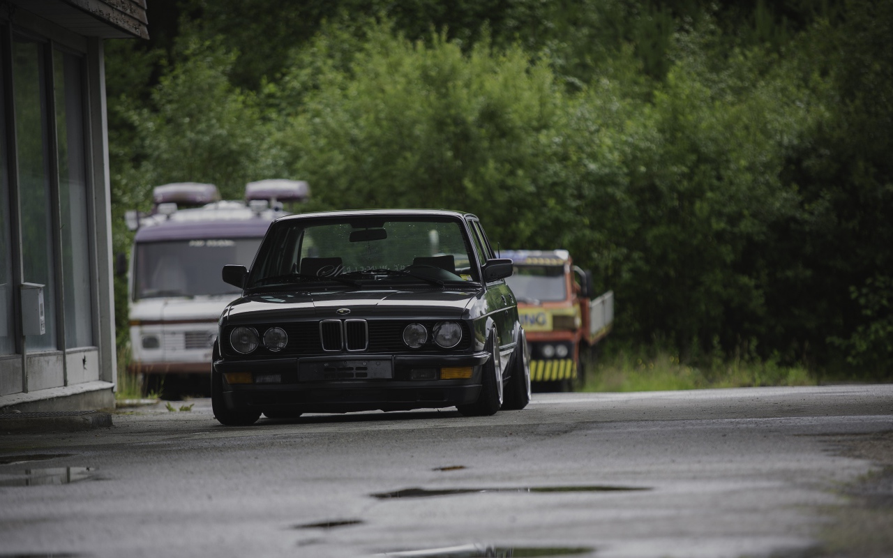 Автомобиль BMW E28 на улице