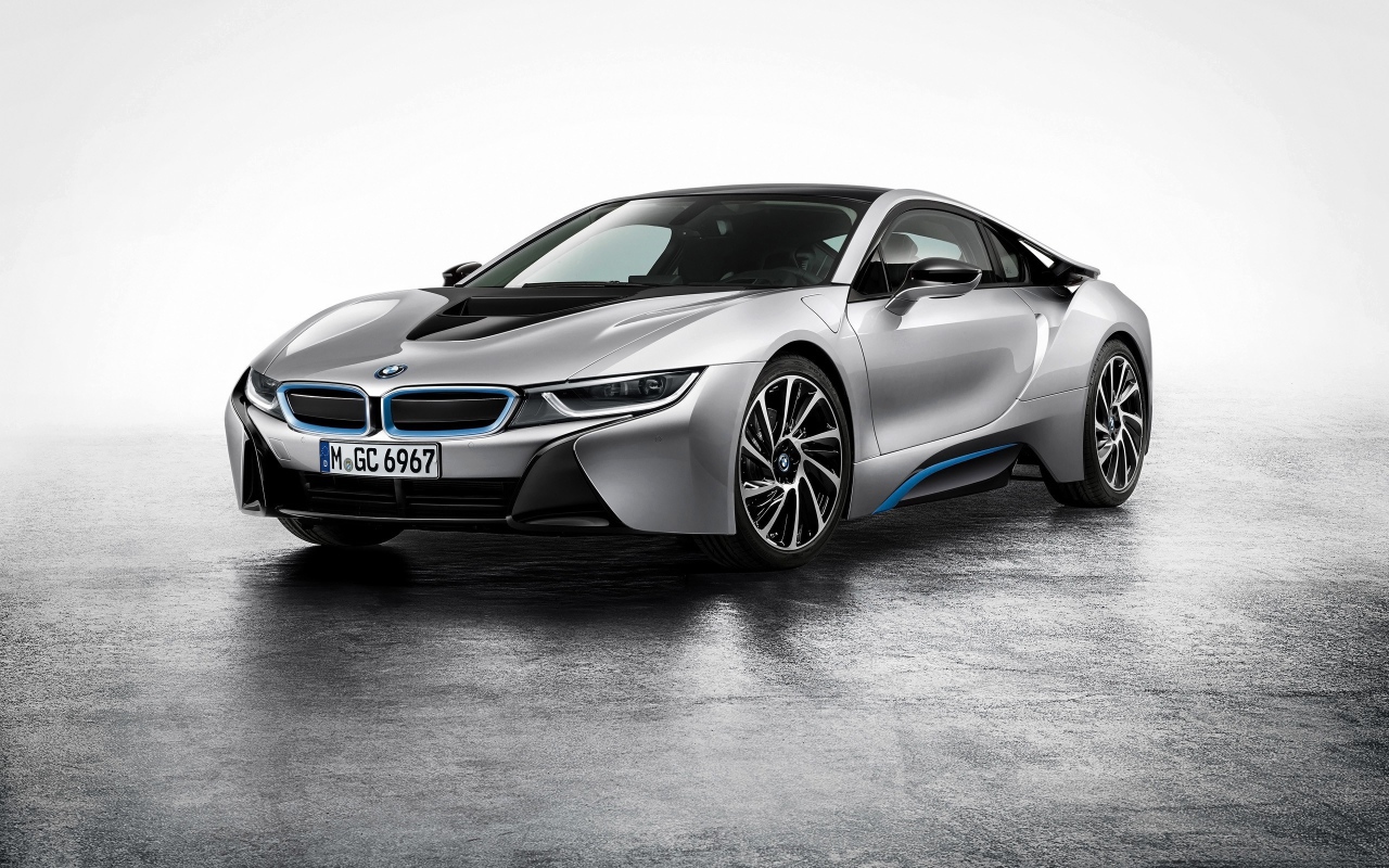Серый автомобиль BMW i8