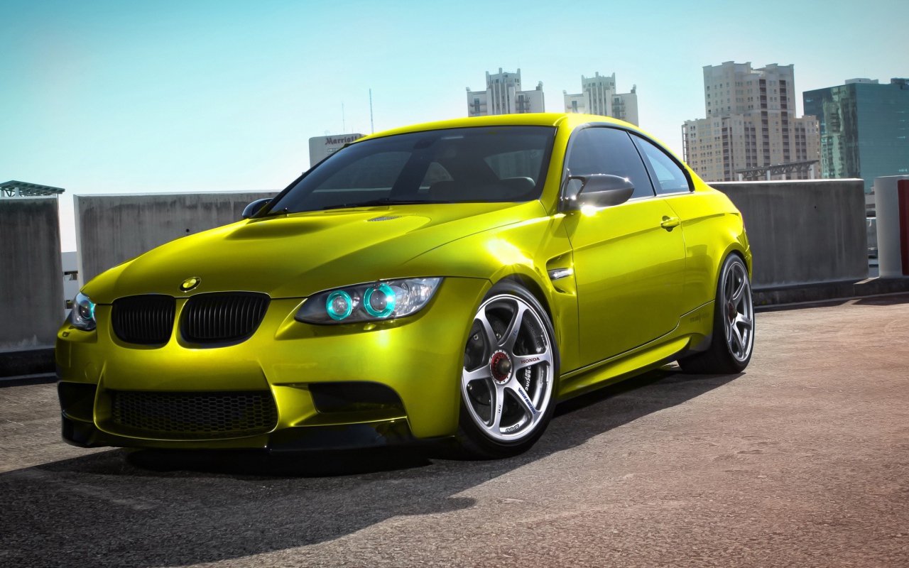 Желто зеленый БМВ в городе