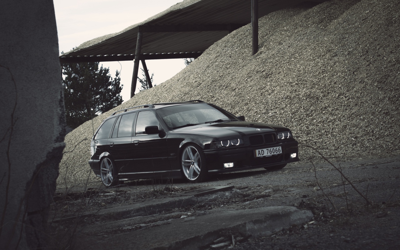 Старый BMW E28 у горы щебня