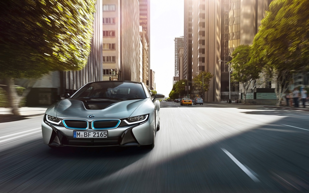 Быстрый БМВ на улице мегаполиса