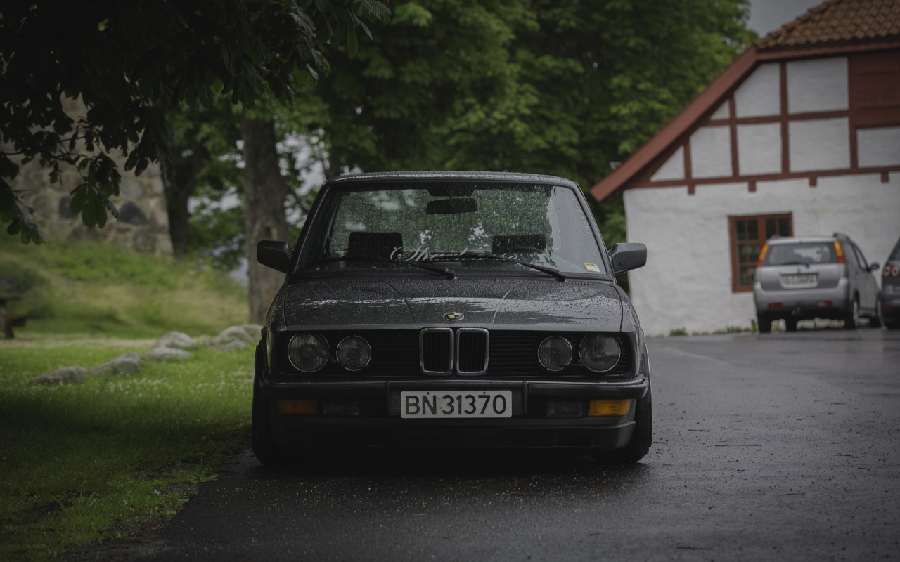 Мокрый BMW E28 на улице