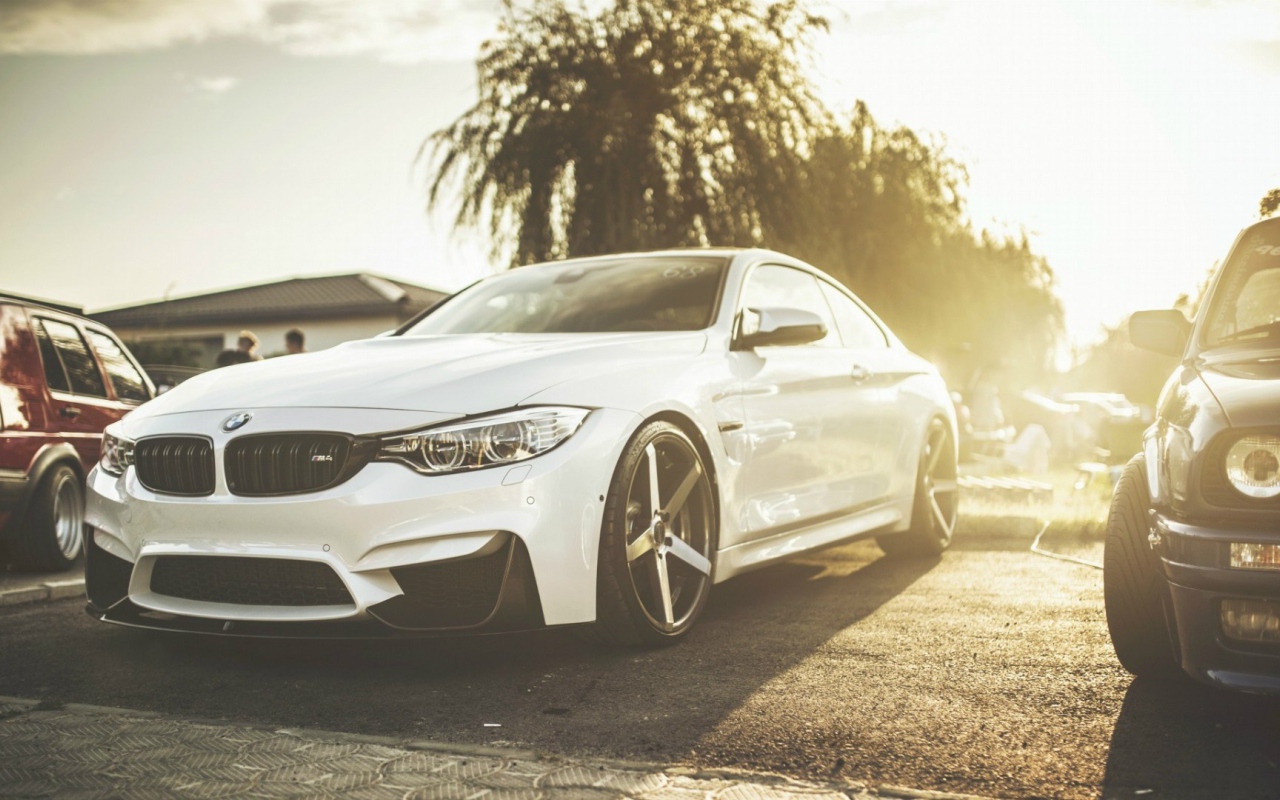 Белый автомобиль BMW M4