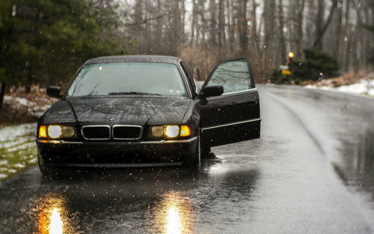 BMW 750 E38 под дождем
