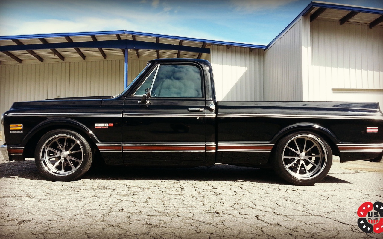 Черный пикап Chevy