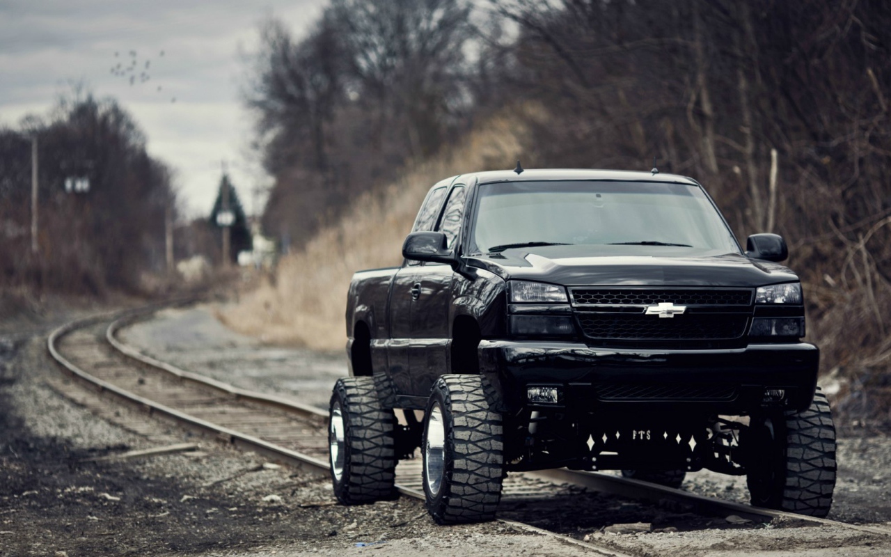 Chevrolet Silverado SS на рельсах