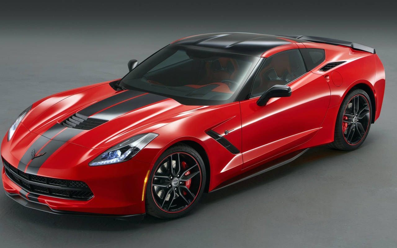 Красный Chevrolet Corvette Stingray на сером фоне