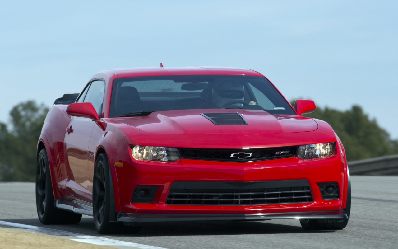 Великолепный красный Chevrolet Camaro