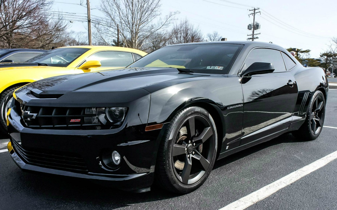 Поражающий черный Chevrolet Camaro SS