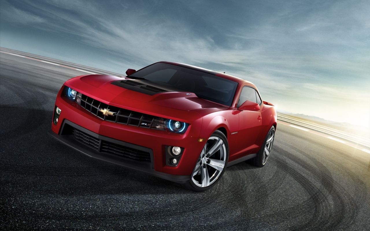 Следы от шин красного автомобиля Chevrolet Camaro ZL1