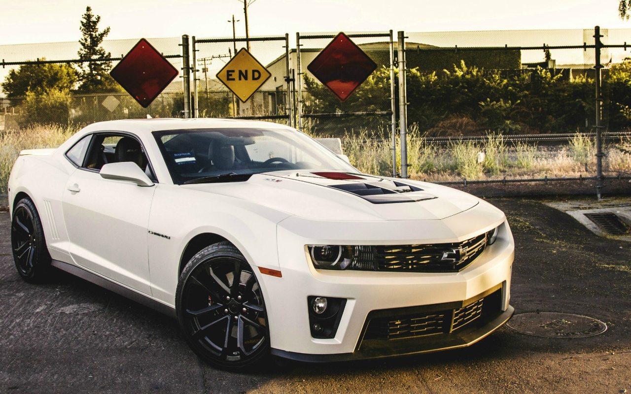 Белый Chevrolet Camaro ZL1