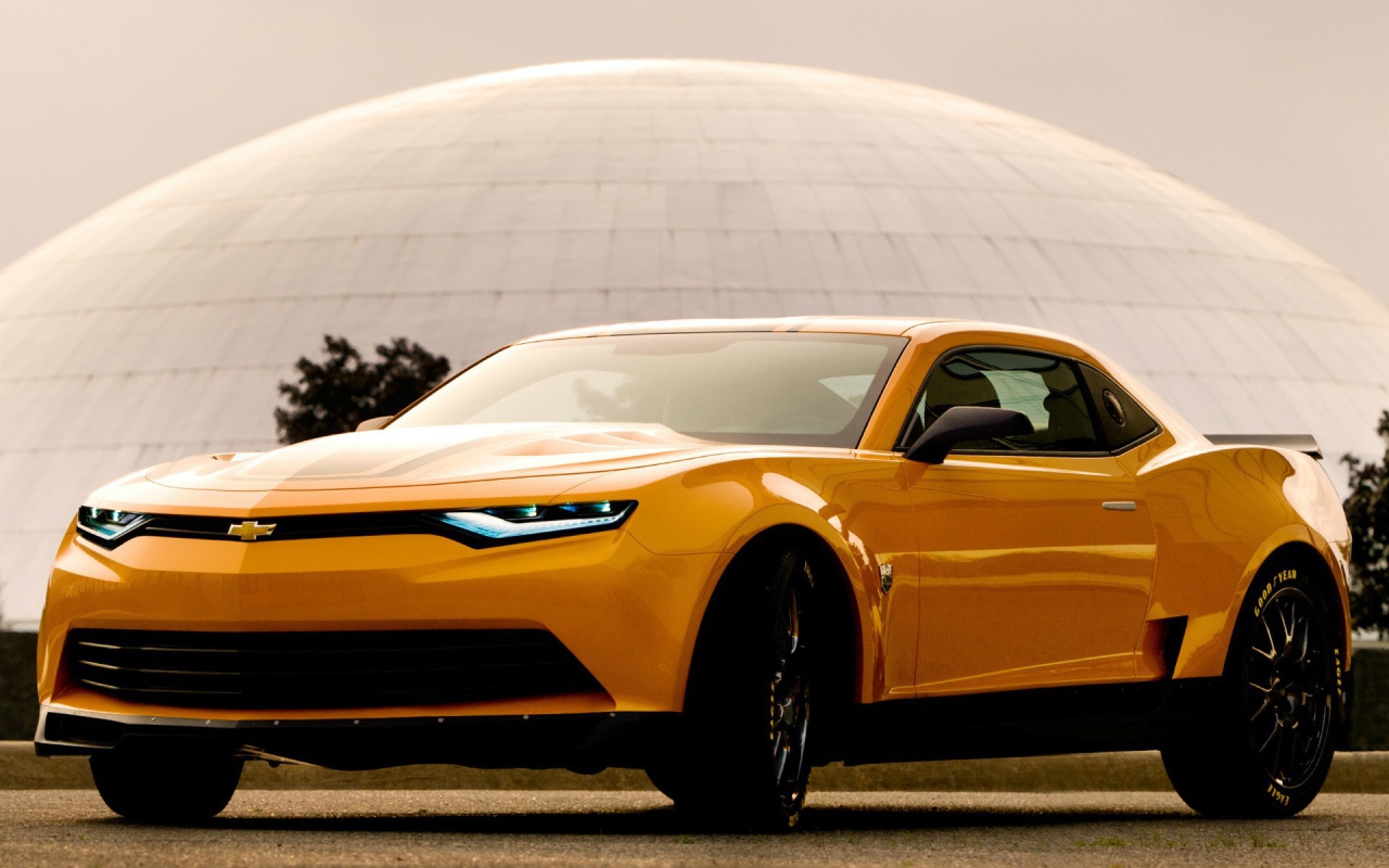 Желтый Chevrolet Camaro на фоне купола