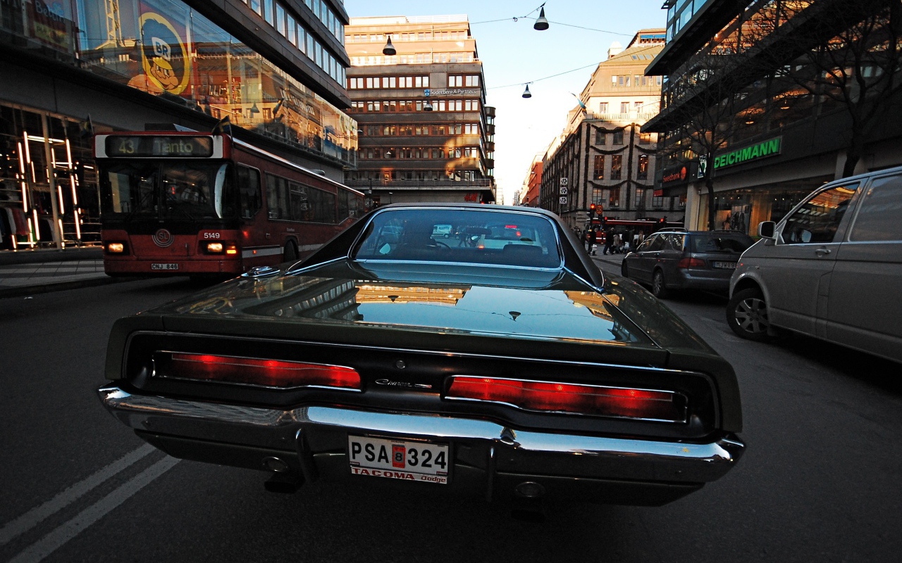 Автомобиль Dodge Charger RT 1969 года на городской улице