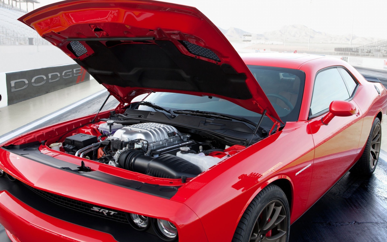 Под капотом красного Dodge Challenger