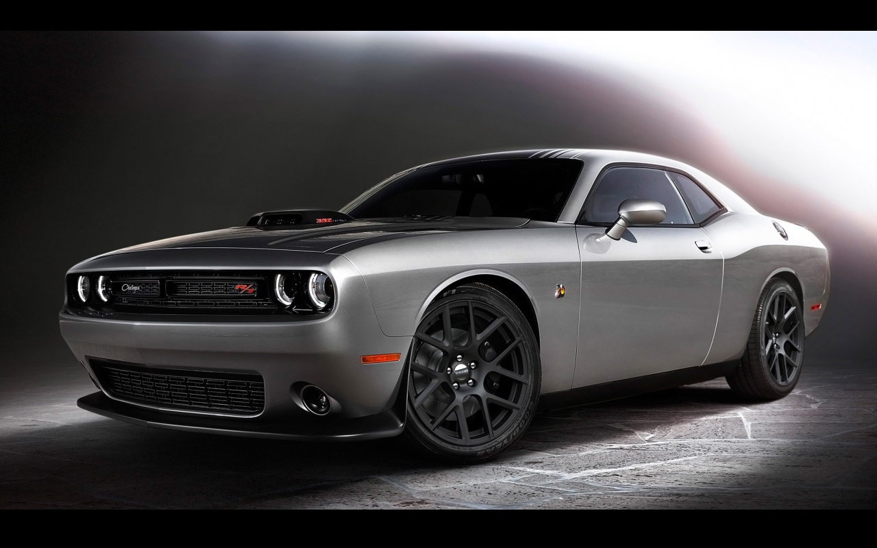 Классический серебристый Dodge Charger RT