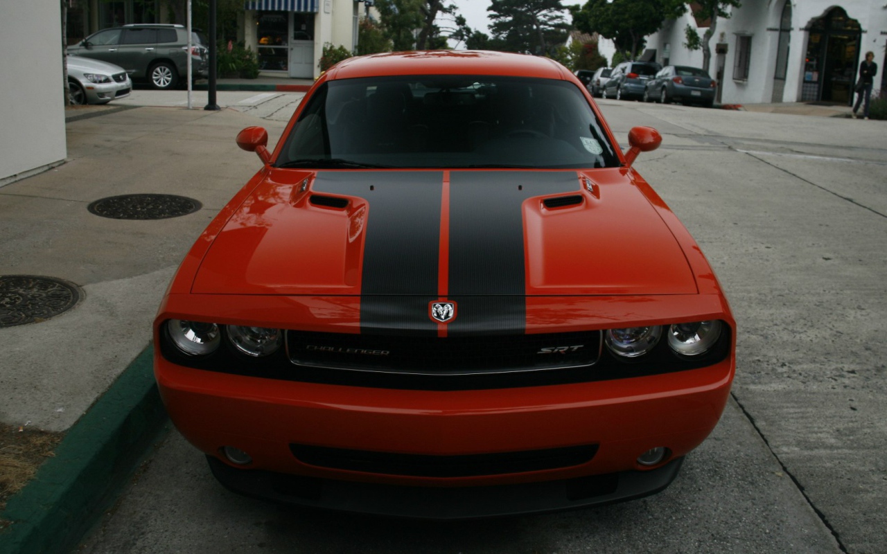 Красный Dodge Challenger SRT8