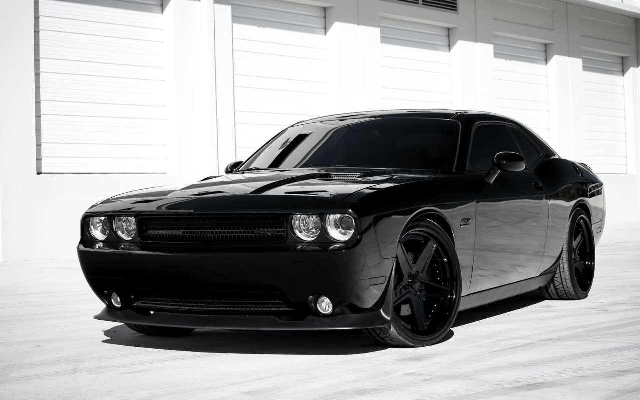Стильный черный Dodge Challenger SRT8