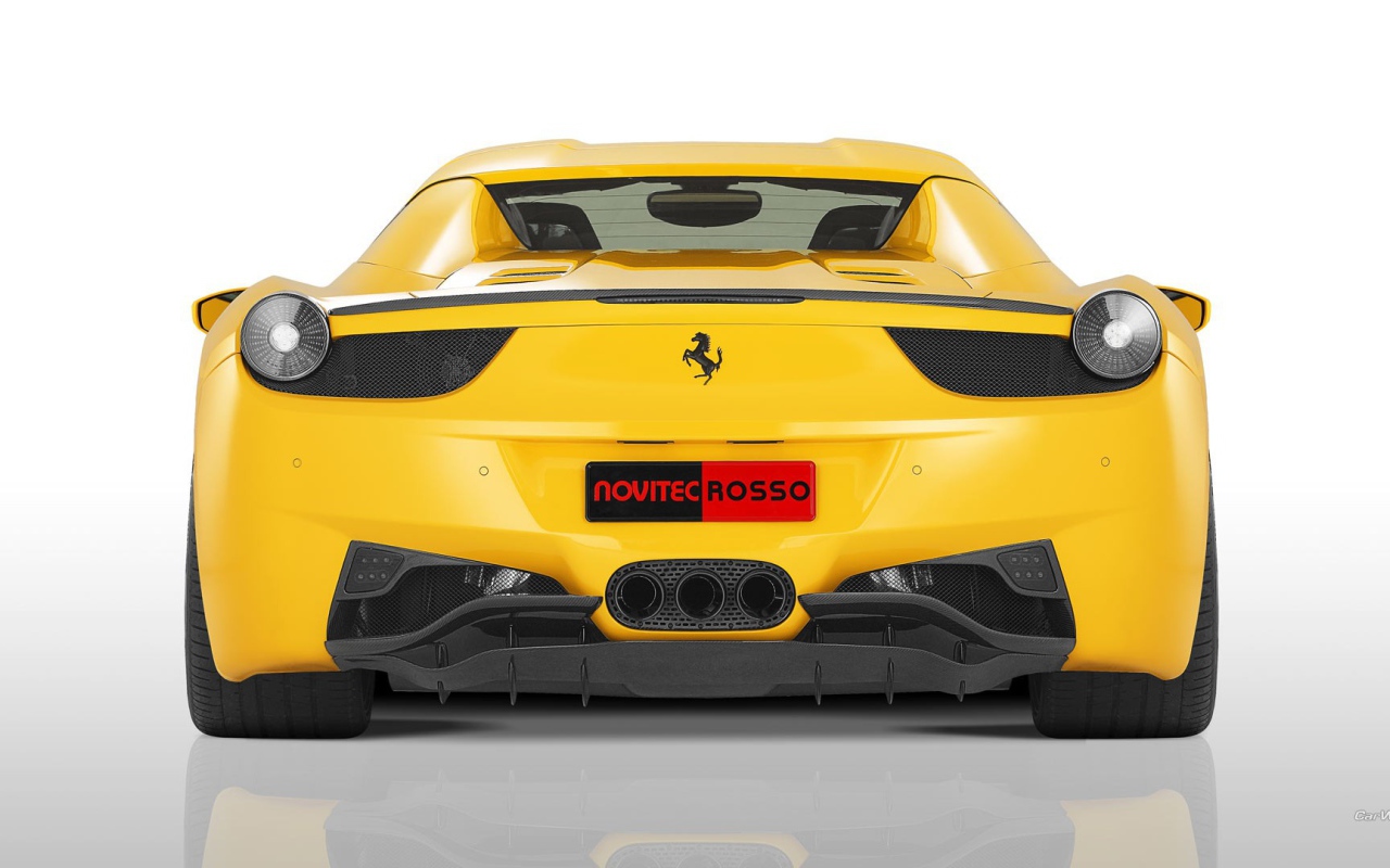 Вид сзади на желтый Ferrari 458