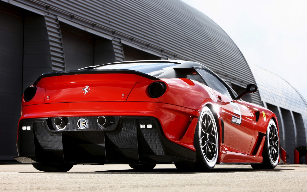 Красный Ferrari у ангара