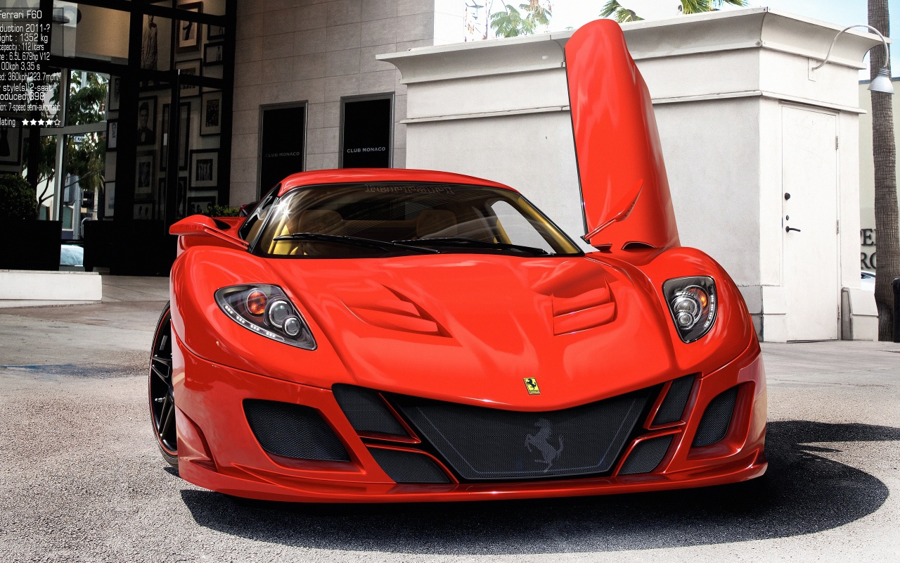 Красный Ferrari у белого здания