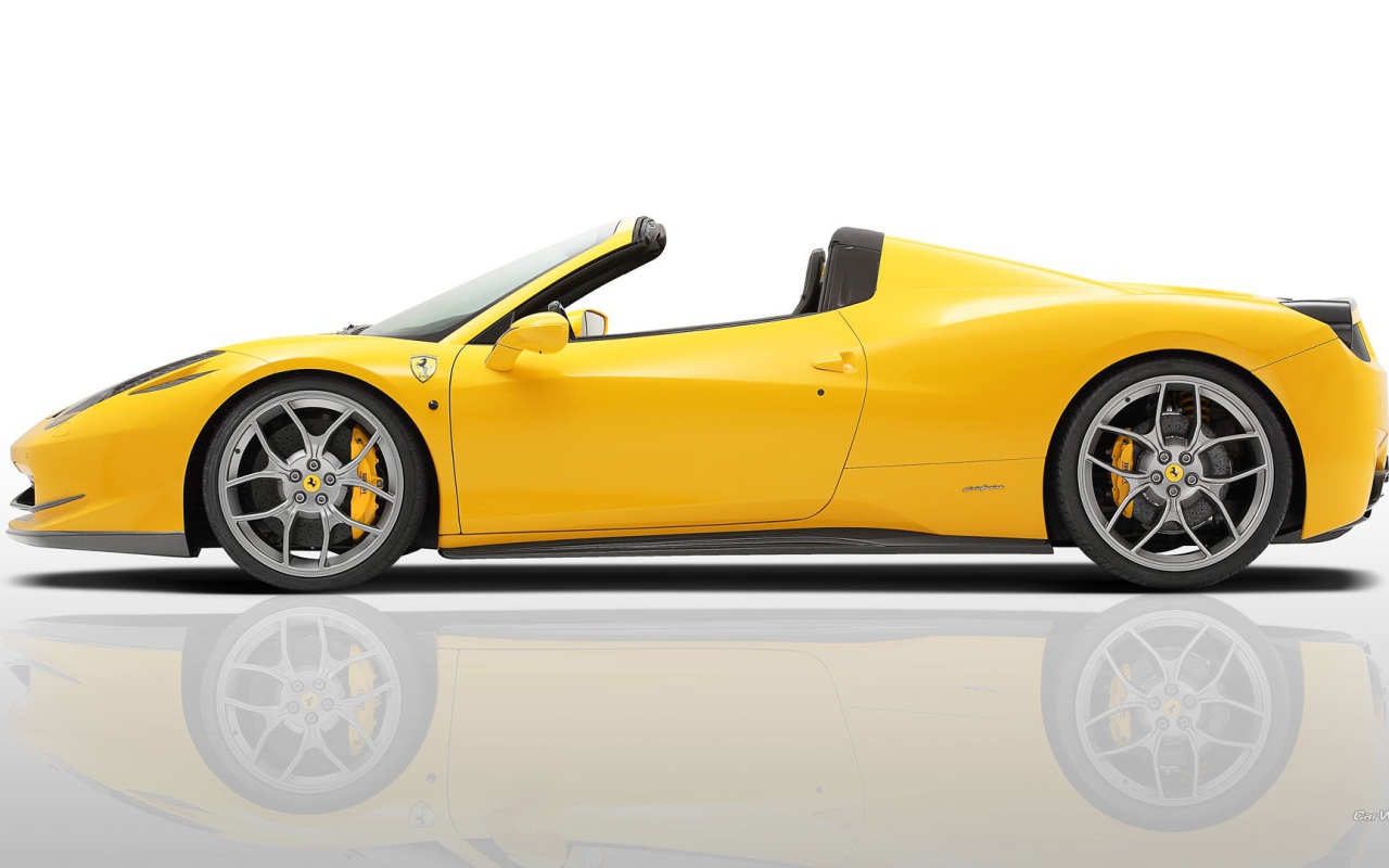 Вид сбоку на желтый Ferrari 458