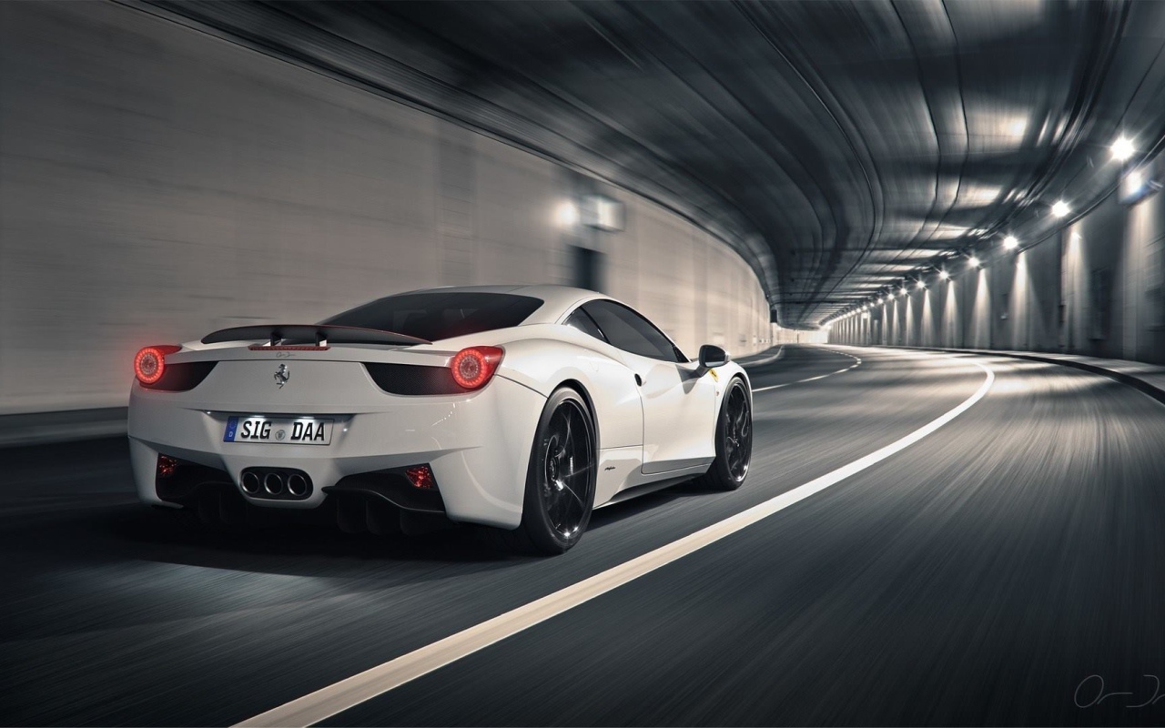Белый Ferrari 458 в тоннеле