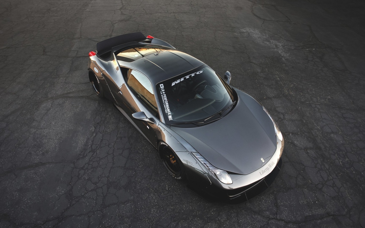 Гоночный Феррари на черном асфальте