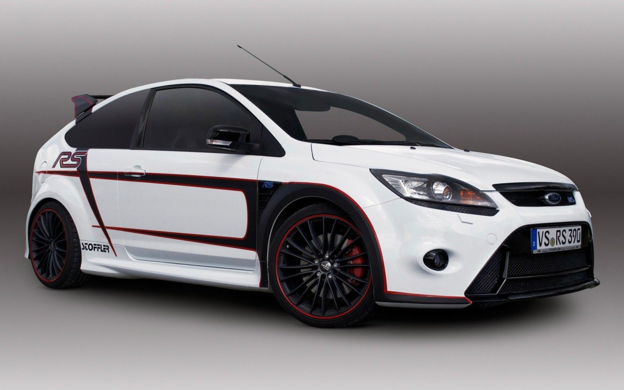 Новый белый Форд на сером фоне