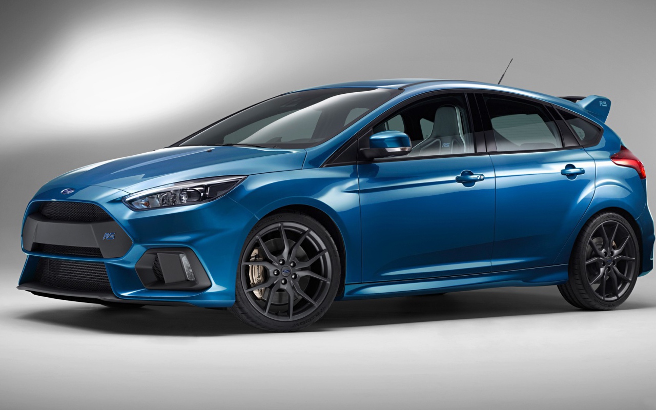 Вид в профиль на голубой Ford Focus RS на сером фоне