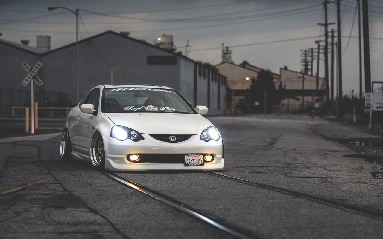 Белая Honda acura rsx на трамвайных рельсах