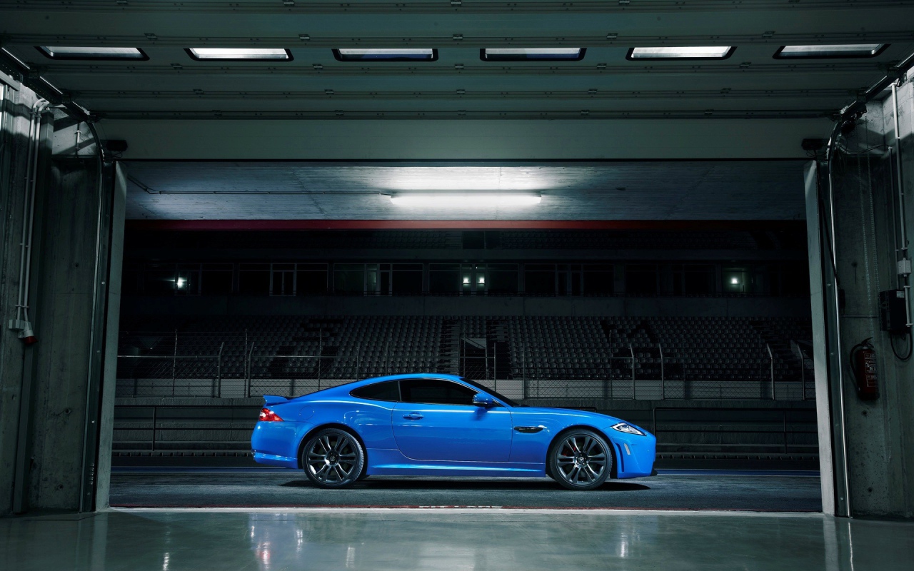 Голубой Jaguar XKR-S на стадионе