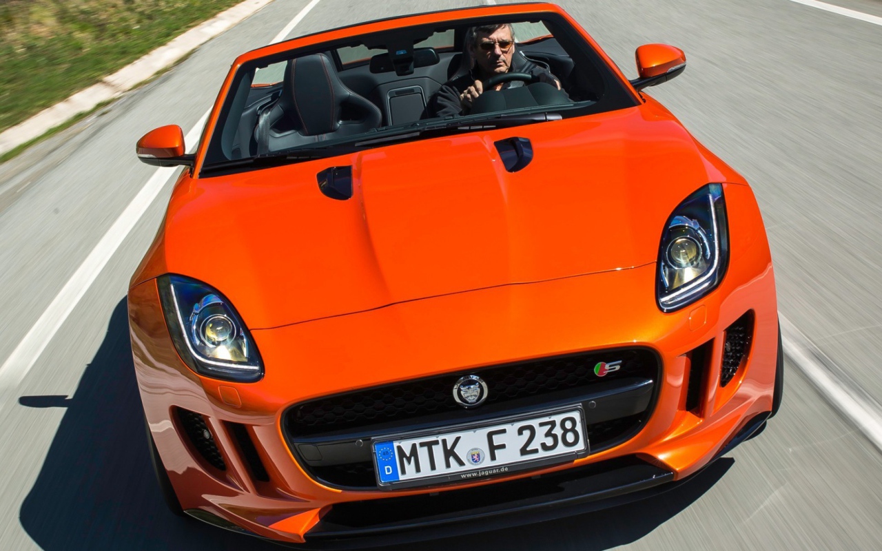 Оранжевый Jaguar F-Type на шоссе