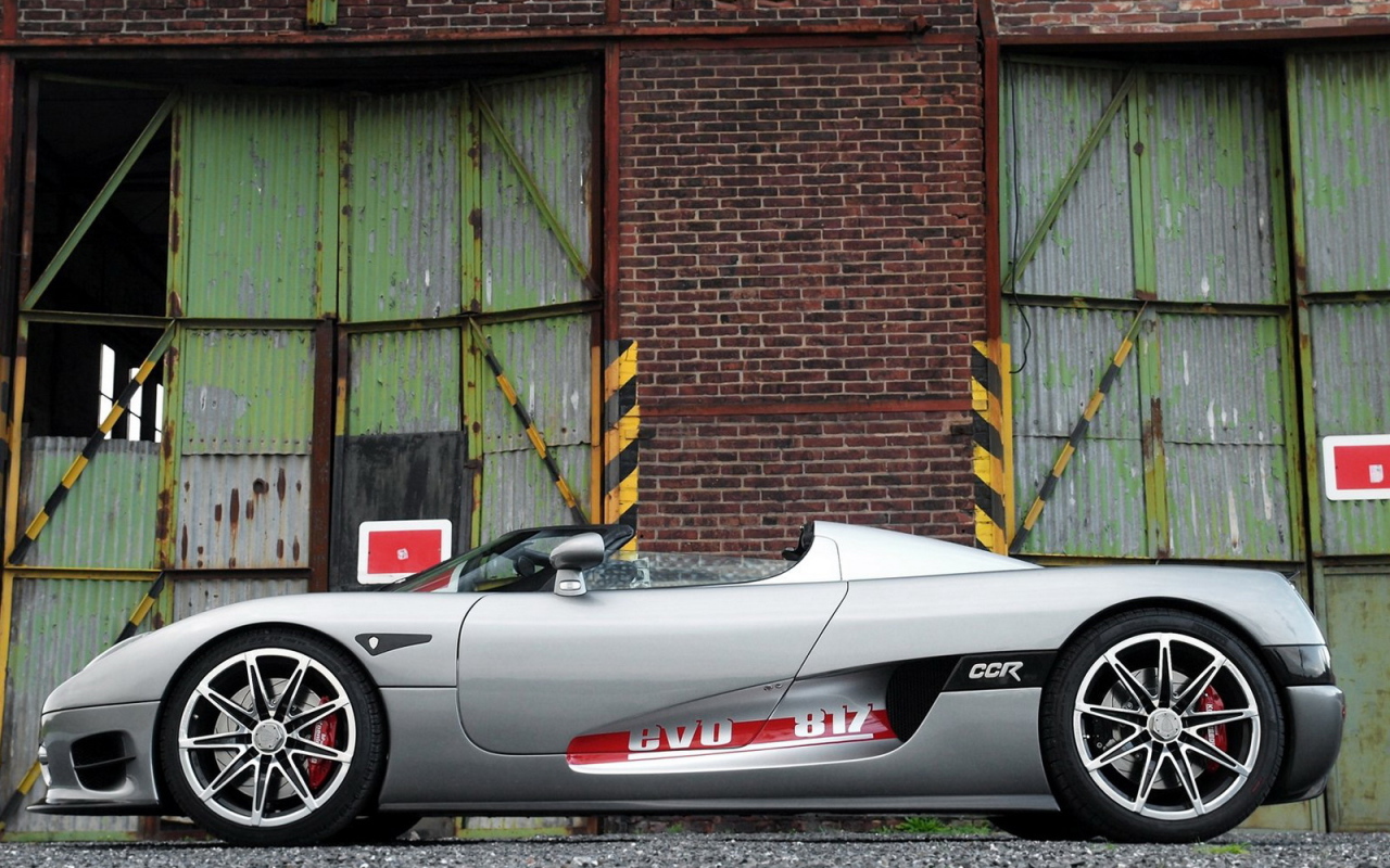 Серый автомобиль Koenigsegg CCR