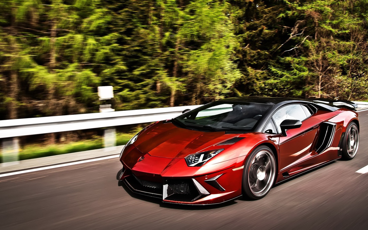 Темно красный Lamborghini Aventador на шоссе в лесу