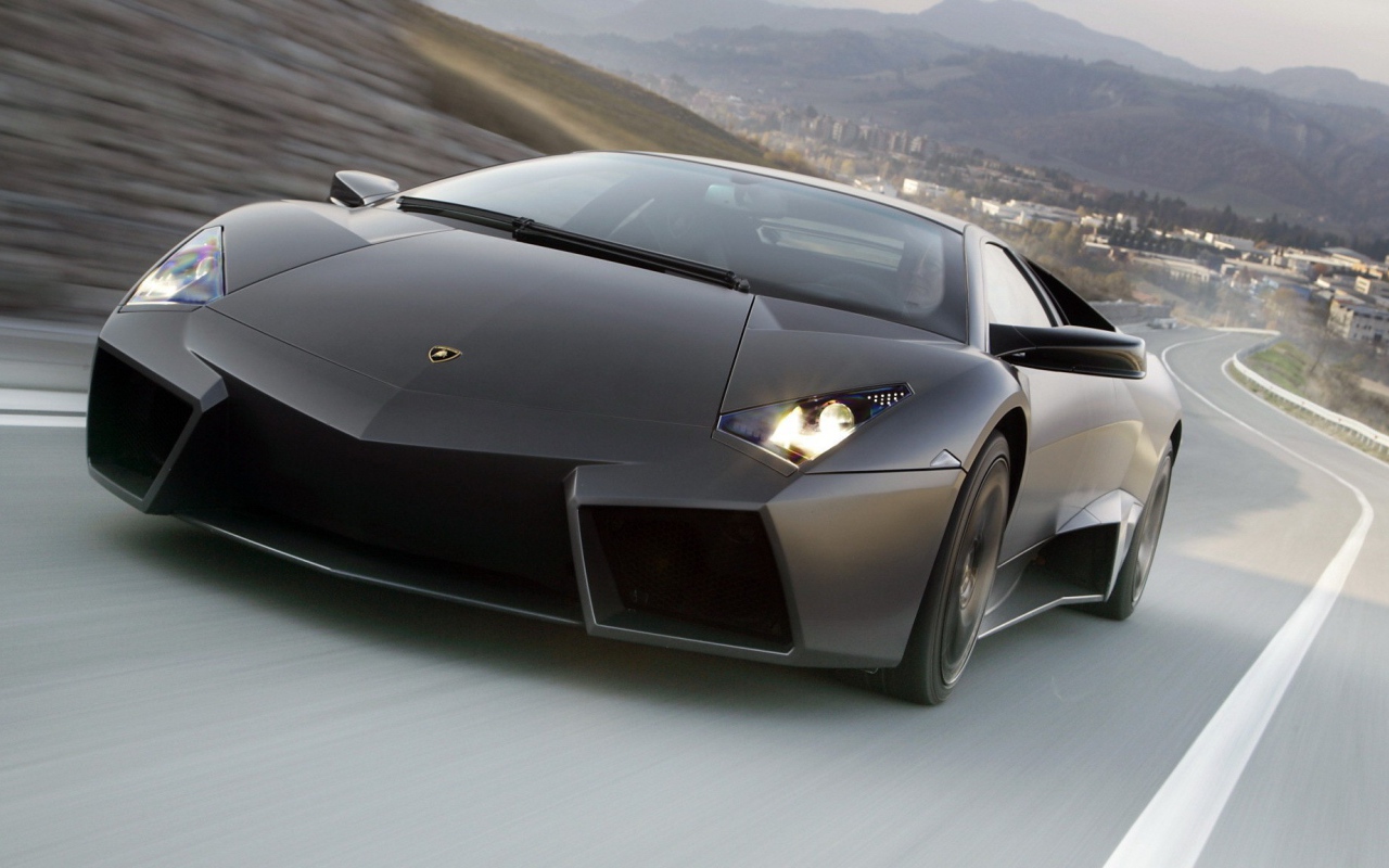 Lamborghini Reventon на загородном шоссе