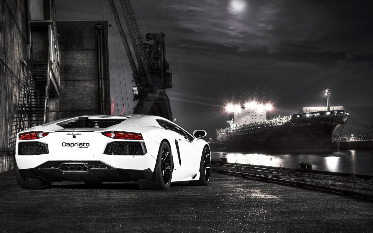 Белый Ламборгини на фоне корабля в порту