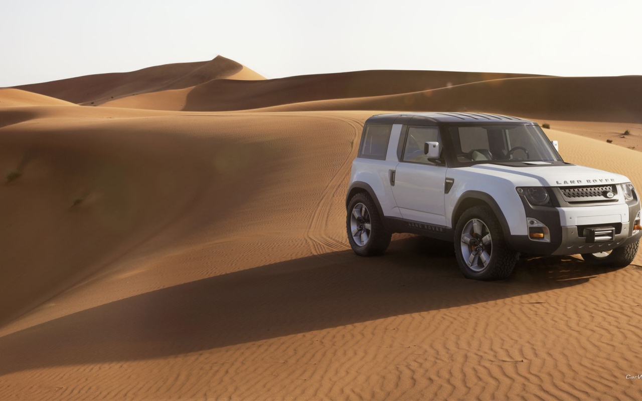 Белый Land Rover в пустыне