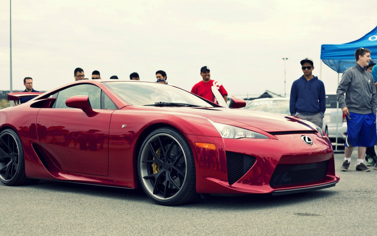 Красный автомобиль Lexus LFA