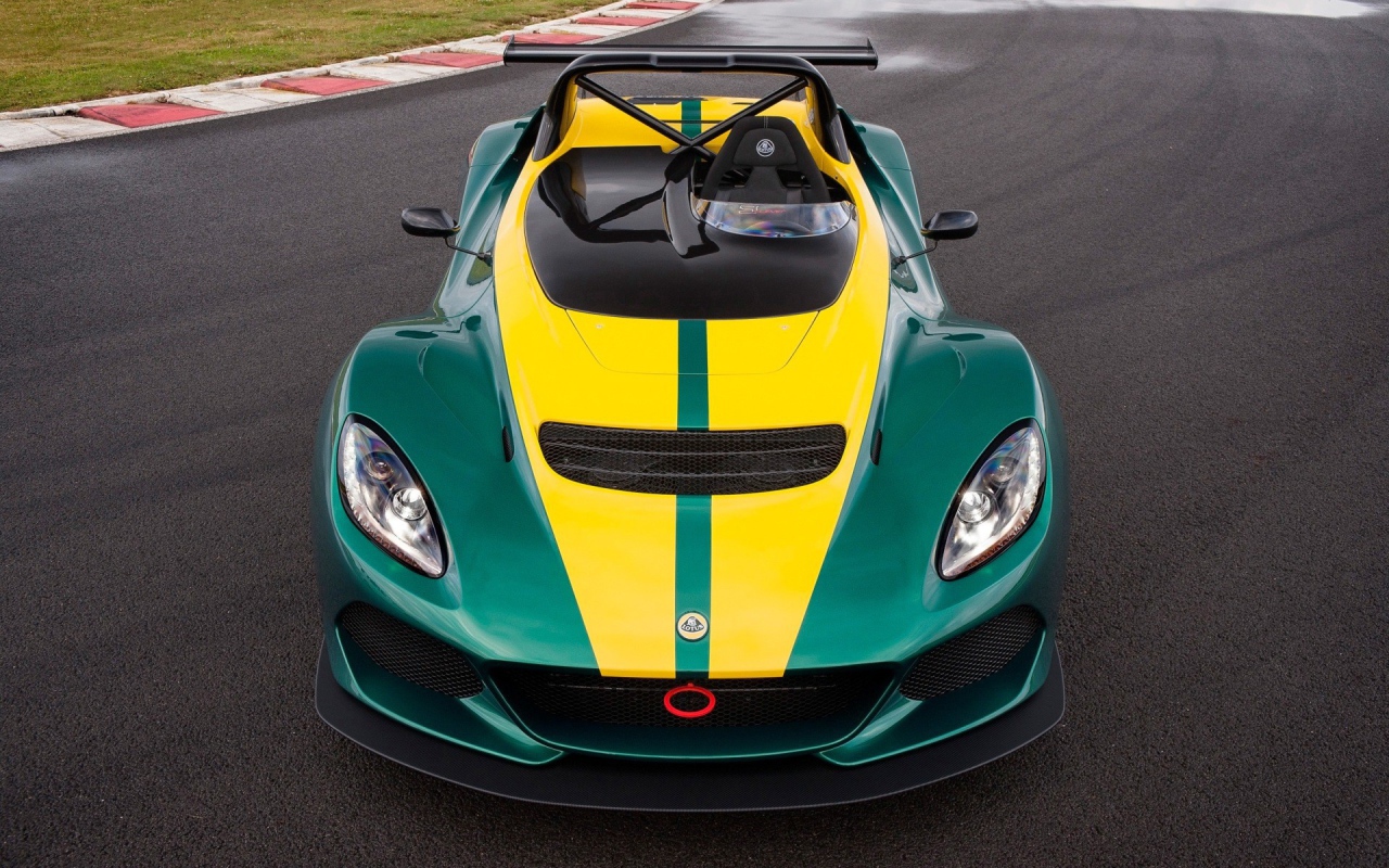 Гоночный Lotus 3-Eleven на автодроме