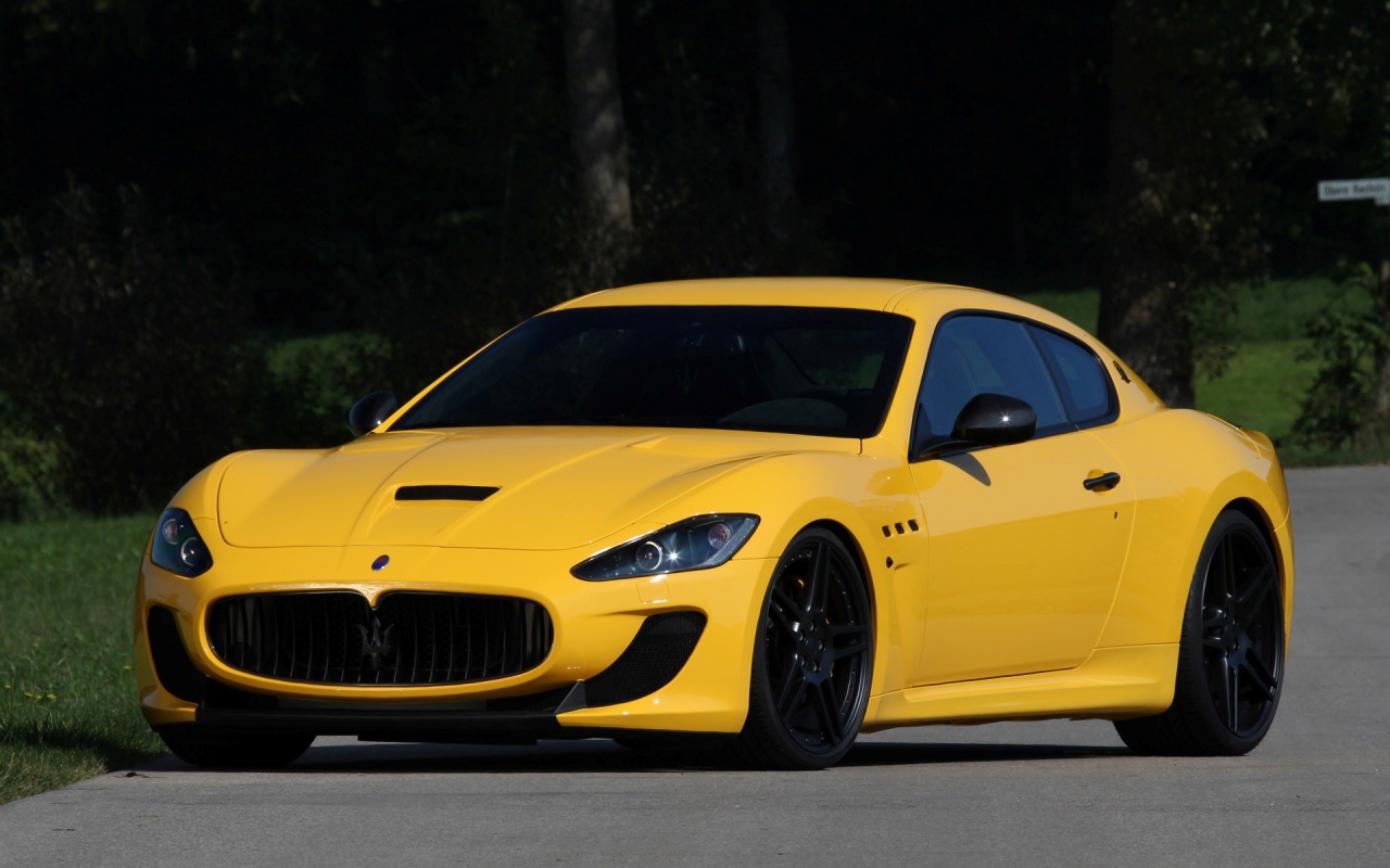 Вид спереди на желтый Maserati