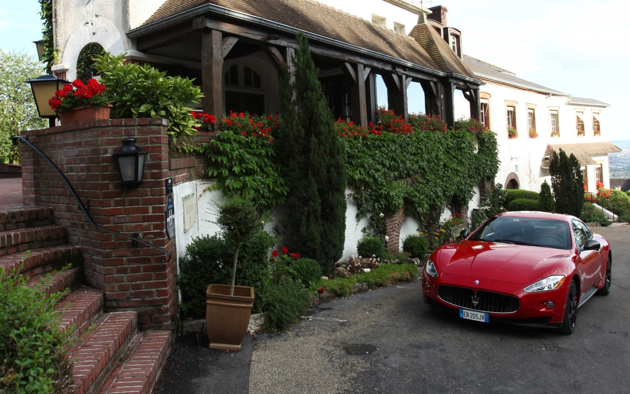 Красный Maserati у загородной виллы