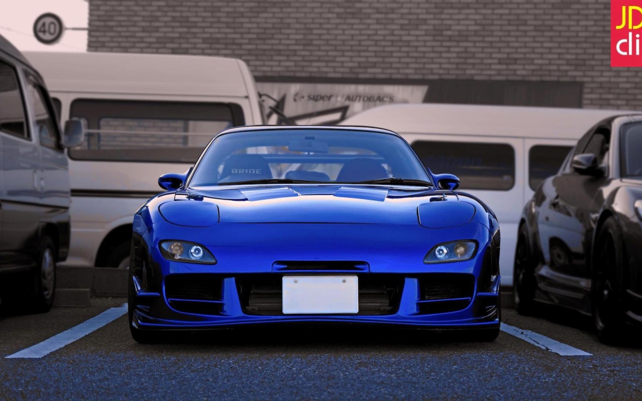 Голубая Mazda RX-7 на парковке