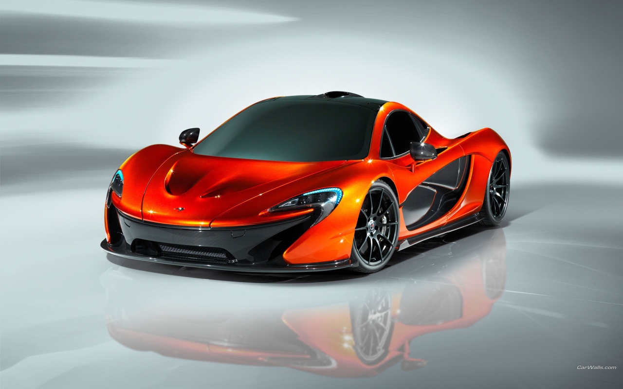 Оранжевый McLaren P1 на зеркальной поверхности