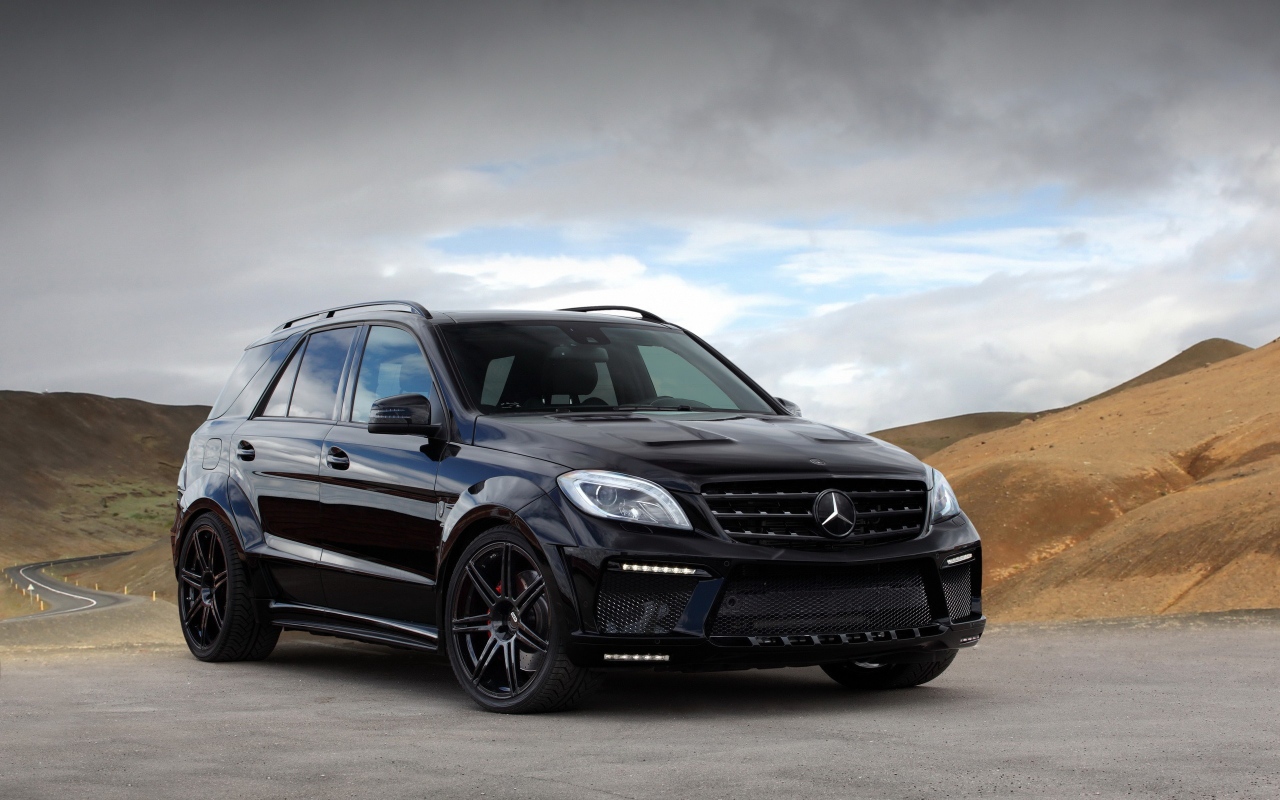 Черный автомобиль Mercedes-Benz ML 63