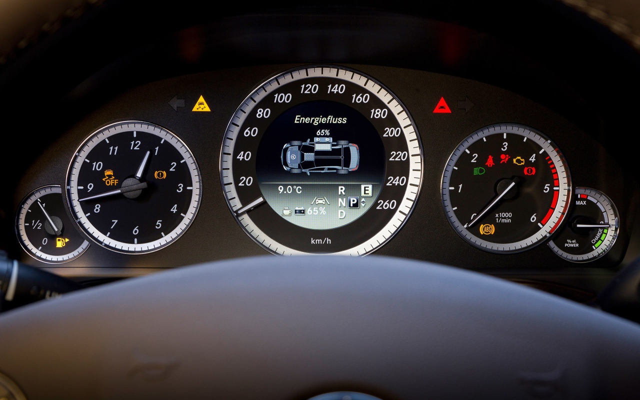 Панель приборов автомобиля Mercedes SLS