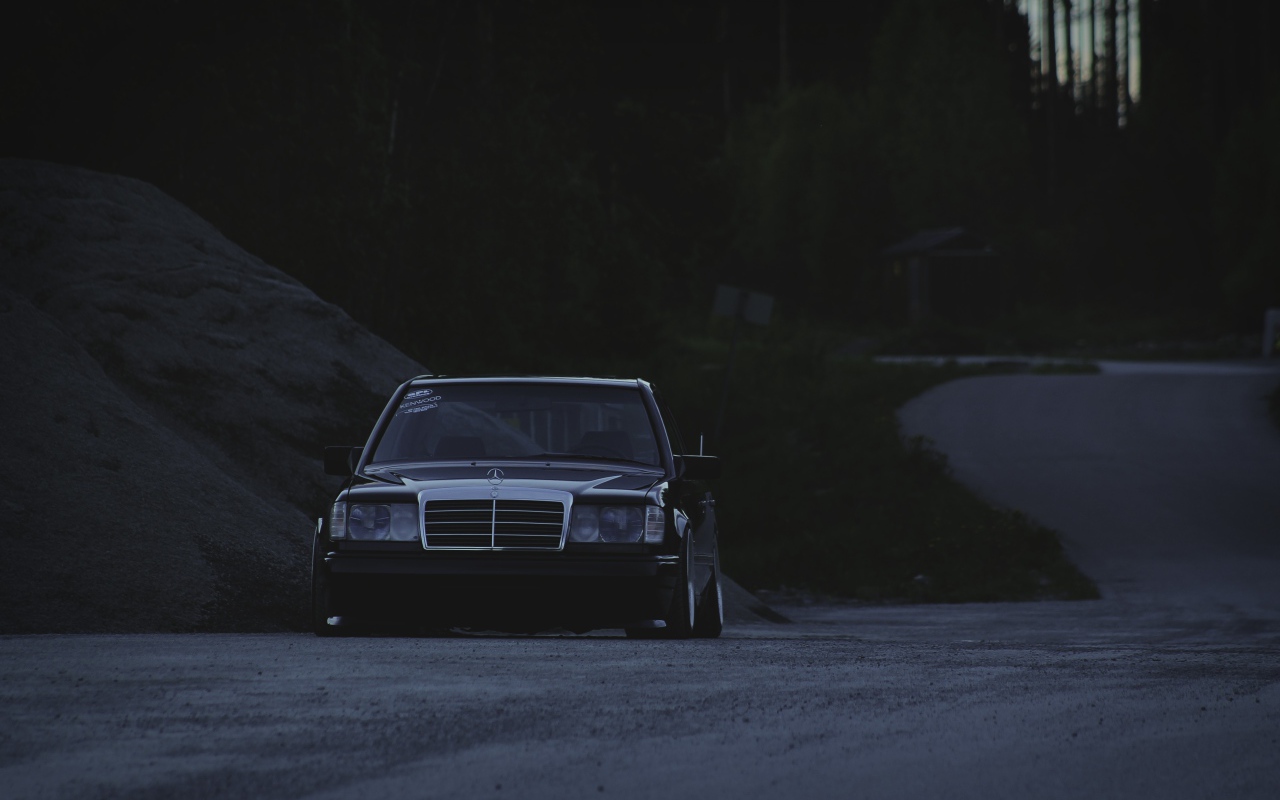 Старый Mercedes-Benz в полумраке