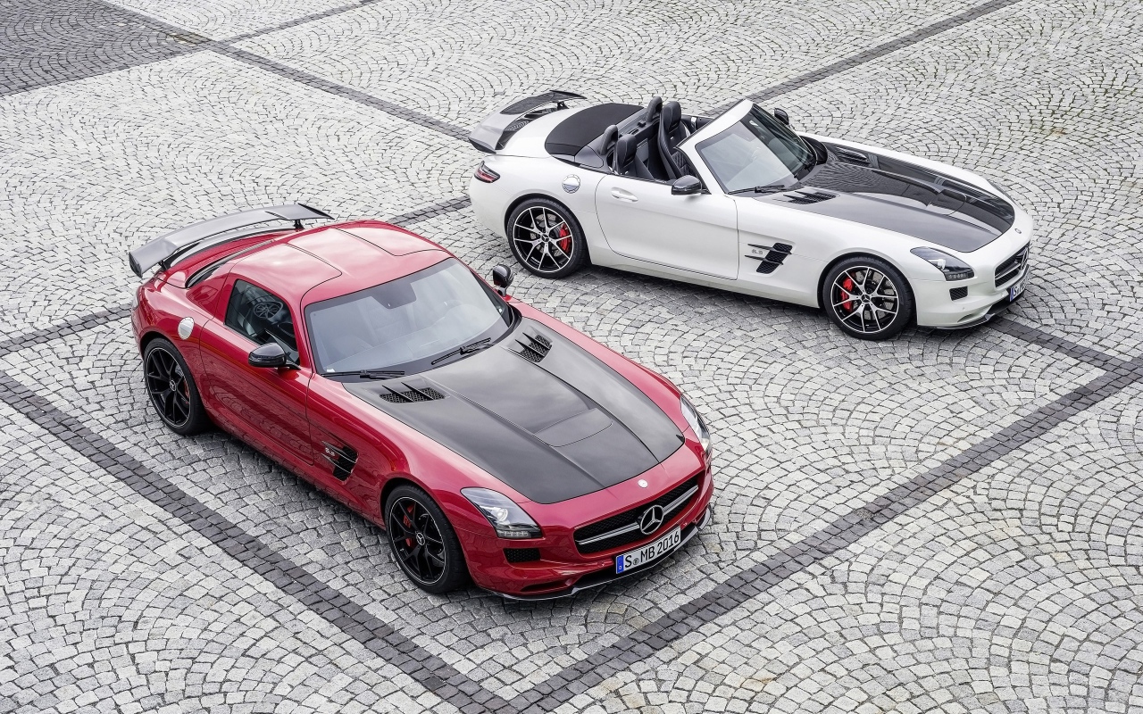 Красный и белый Mercedes-Benz SLS AMG на брусчатке