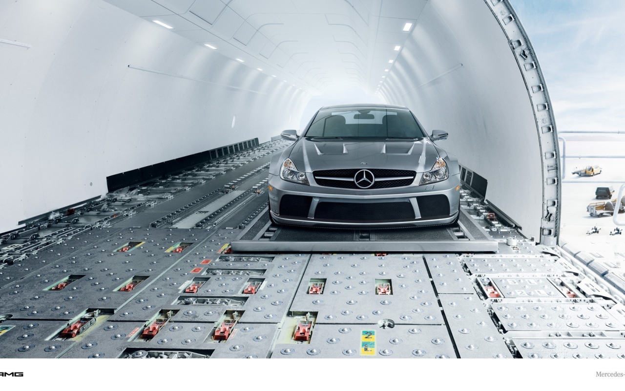 Серебристый Mercedes-Benz в транспортном самолете